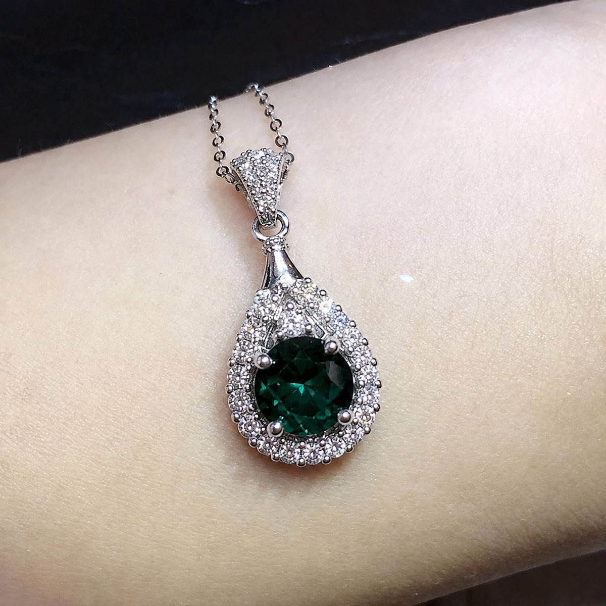 Alindra Voselle Necklace | White Gold